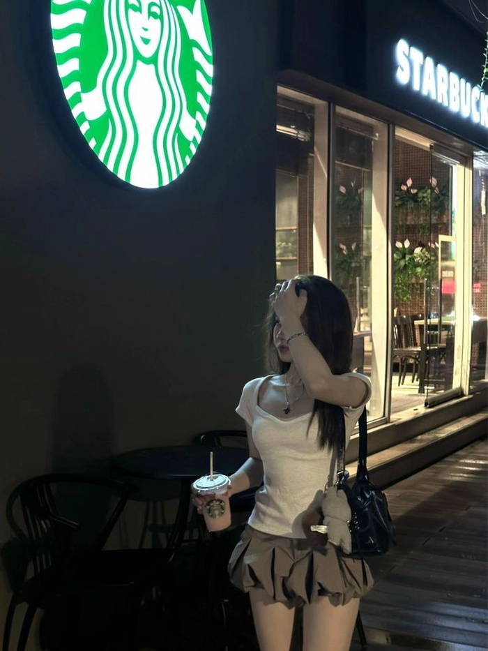 Gái xinh dạo phố sexy hấp dẫn