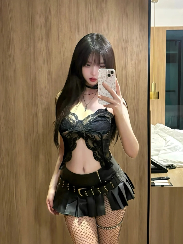 Hình ảnh gái xinh hở hang đầy khiêu gợi