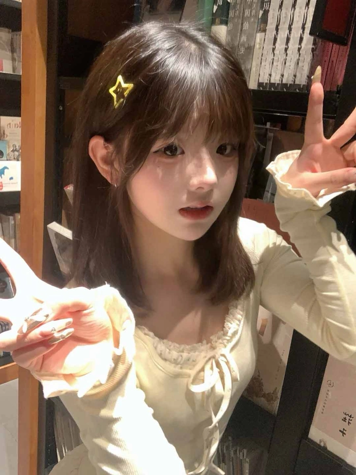 Hình gái xinh 2k9 che mặt