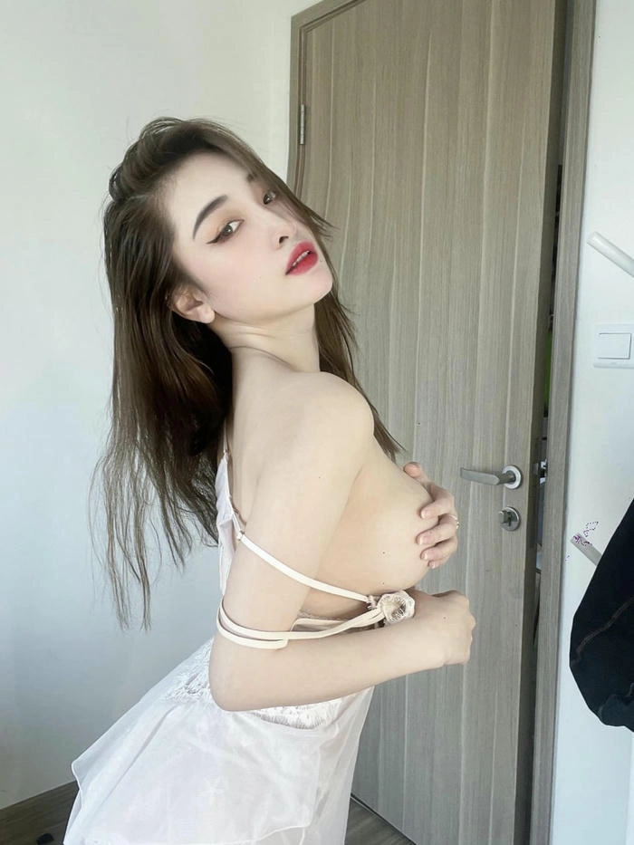 Hình gái xinh dú bự khoe dáng