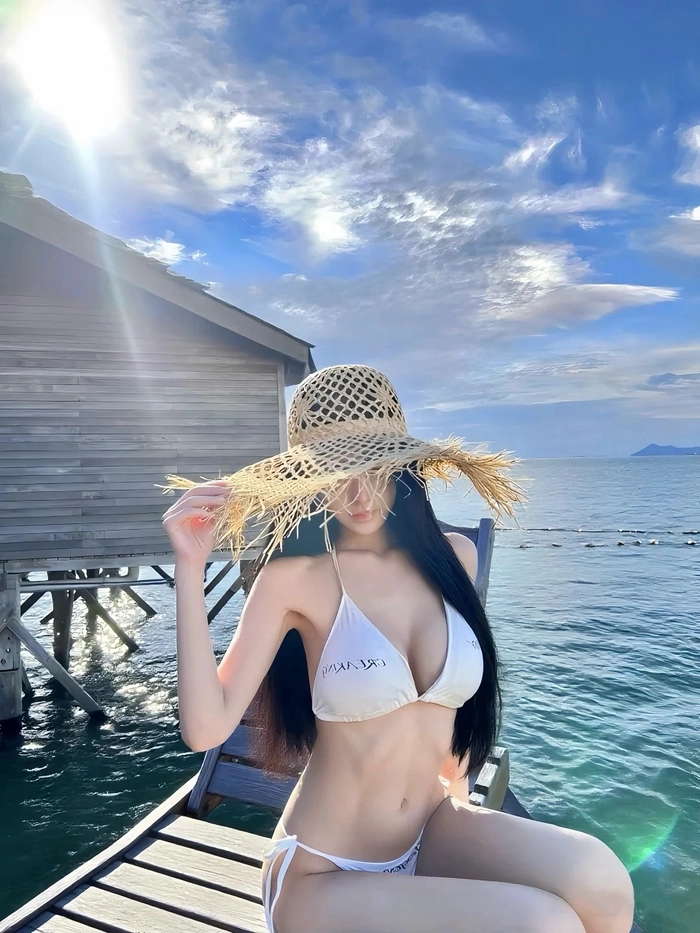 Vitamin gái xinh mặc bikini quyến rũ