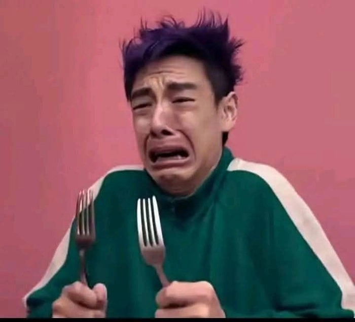 Squid Game meme cười té ghế